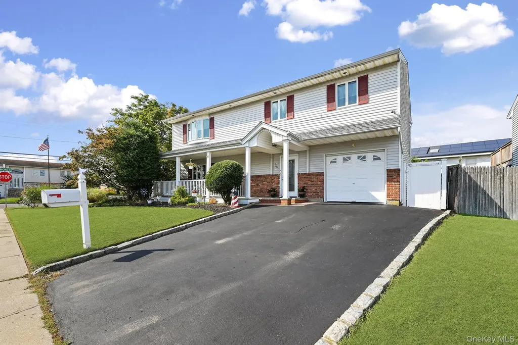 769 Bay Place Lindenhurst NY 11757