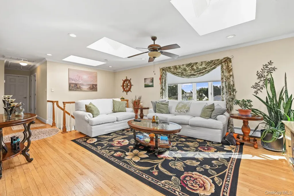 769 Bay Place Lindenhurst NY 11757