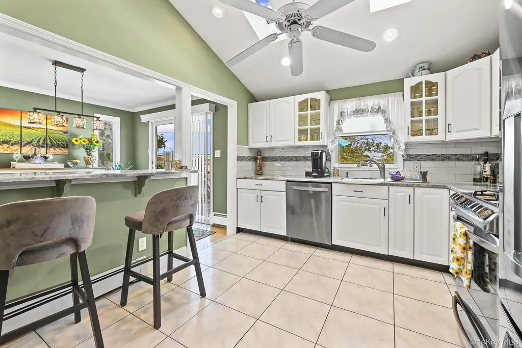 769 Bay Place Lindenhurst NY 11757