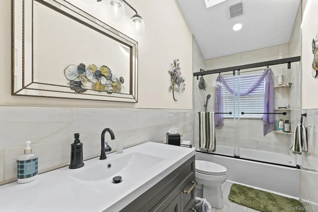 769 Bay Place Lindenhurst NY 11757