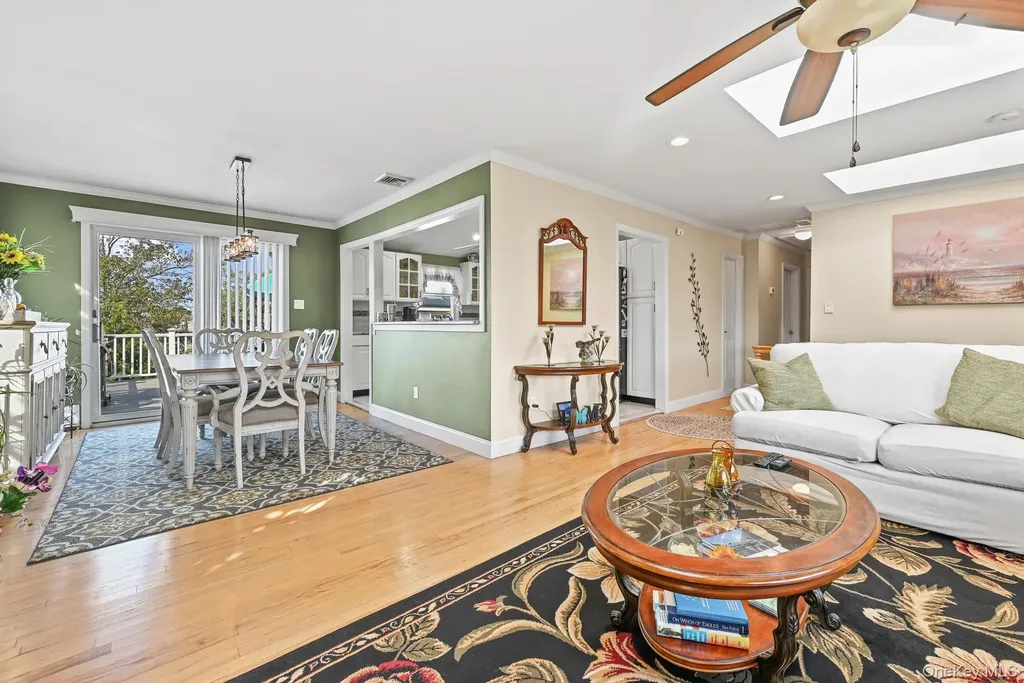 769 Bay Place Lindenhurst NY 11757