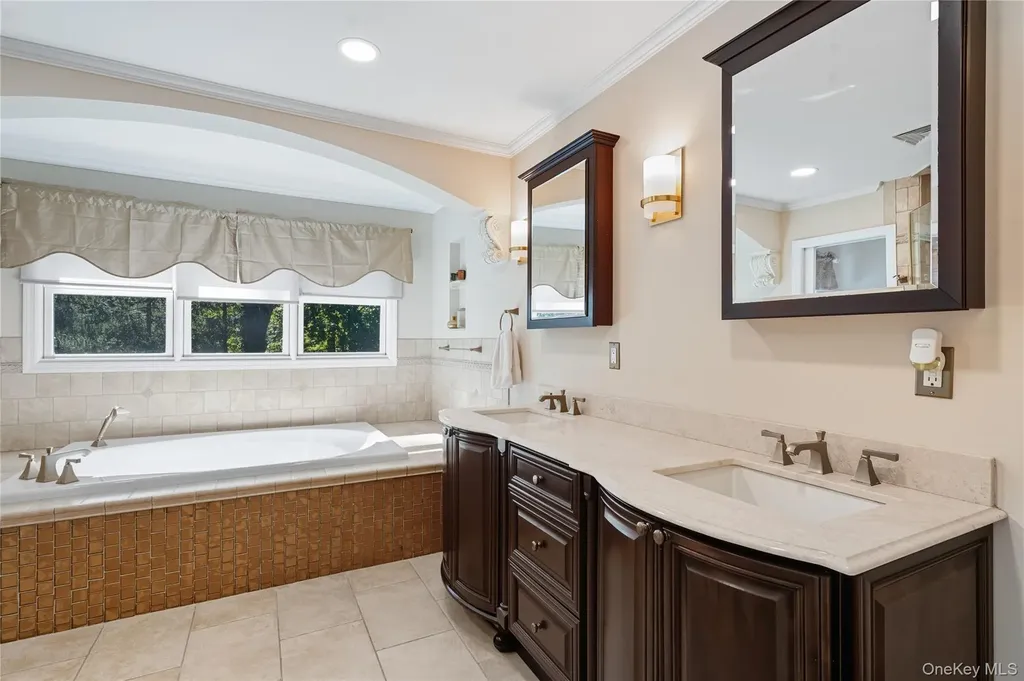 16 Pine Road Syosset NY 11791