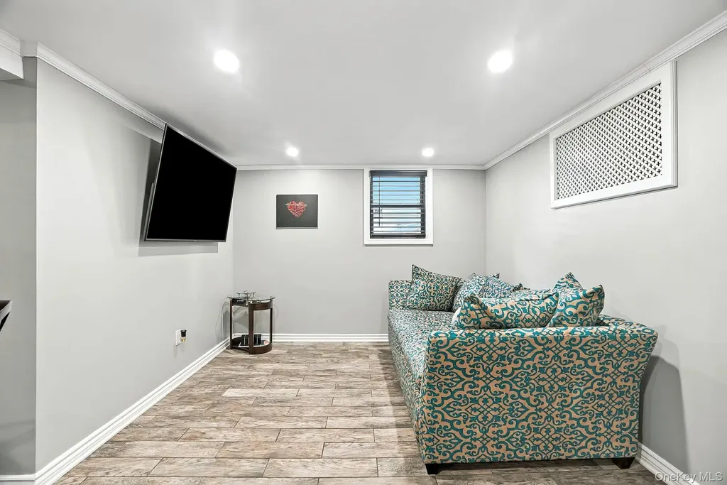 1260 Rhinelander Avenue Bronx NY 10461