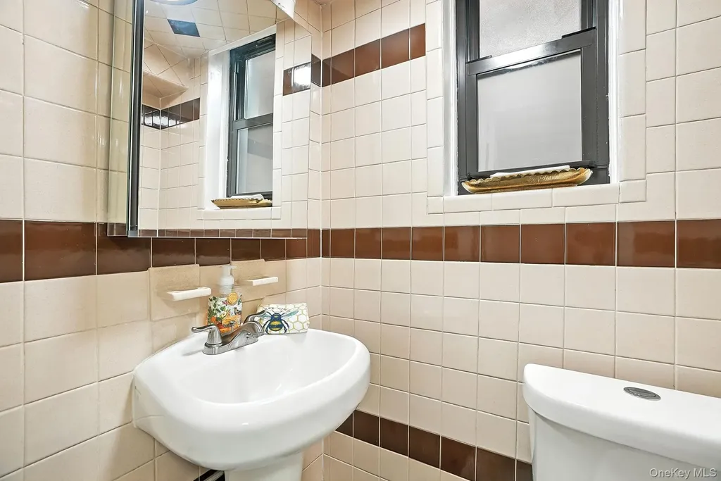 1260 Rhinelander Avenue Bronx NY 10461