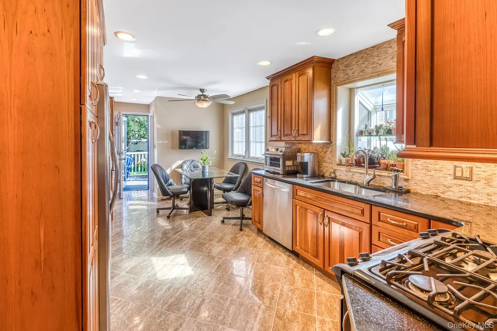 2531 Mount Avenue Oceanside NY 11572