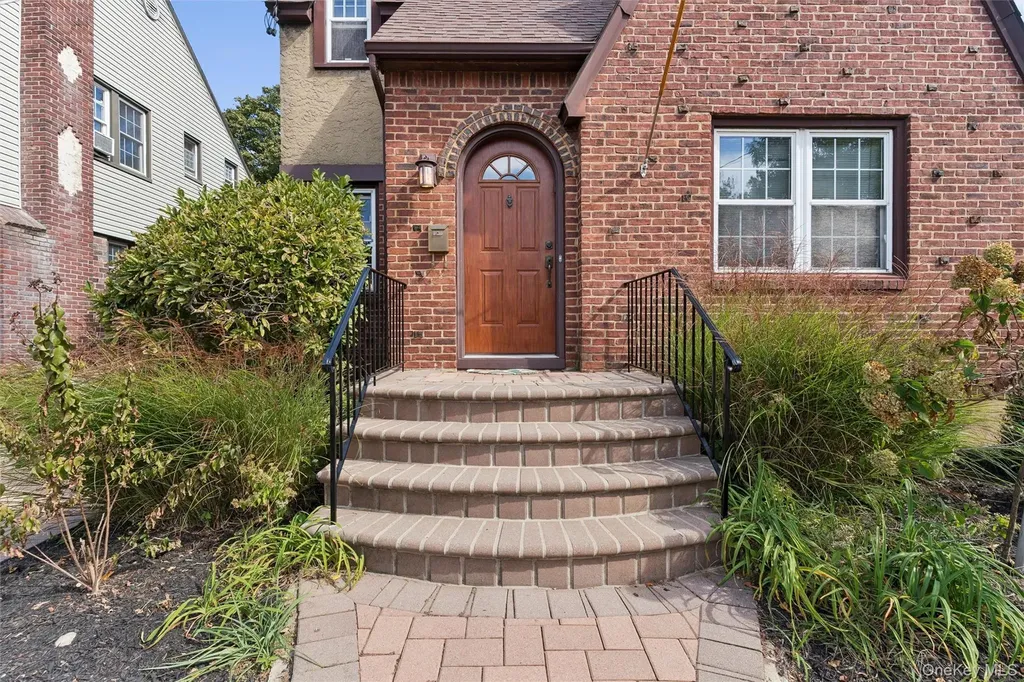 9 Troy Place Merrick NY 11566