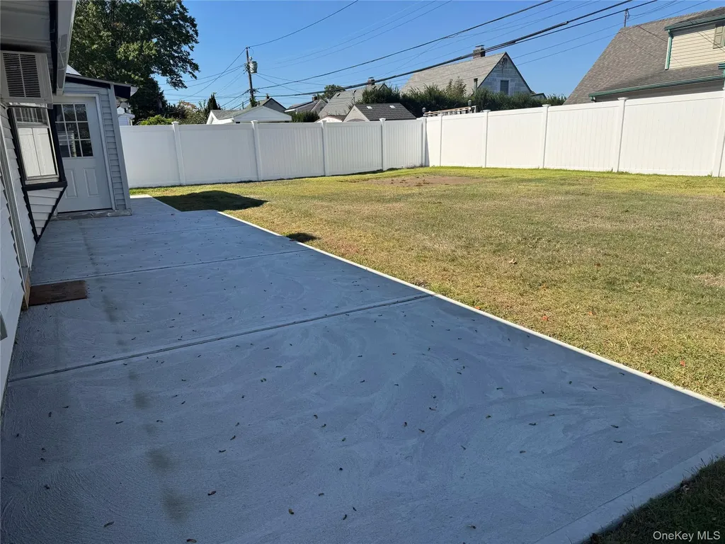 27 Gleaner Lane Levittown NY 11756