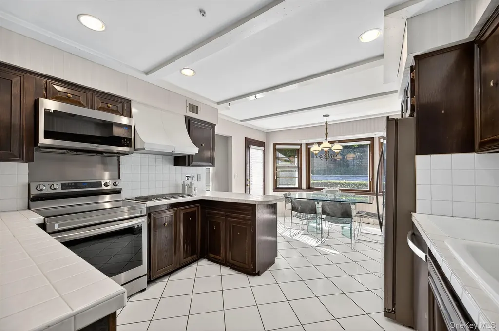 73 Reed Drive Roslyn NY 11576