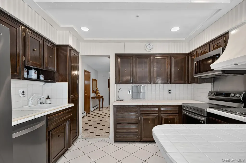 73 Reed Drive Roslyn NY 11576