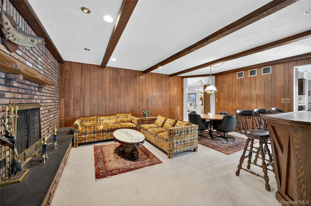 73 Reed Drive Roslyn NY 11576