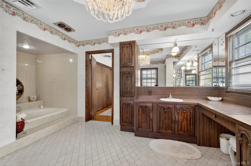 73 Reed Drive Roslyn NY 11576
