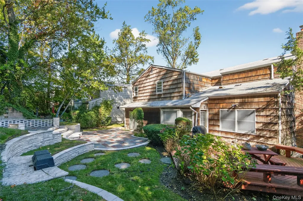 73 Reed Drive Roslyn NY 11576
