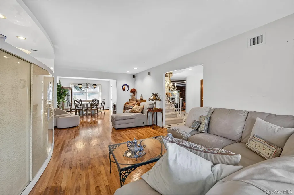 73 Reed Drive Roslyn NY 11576