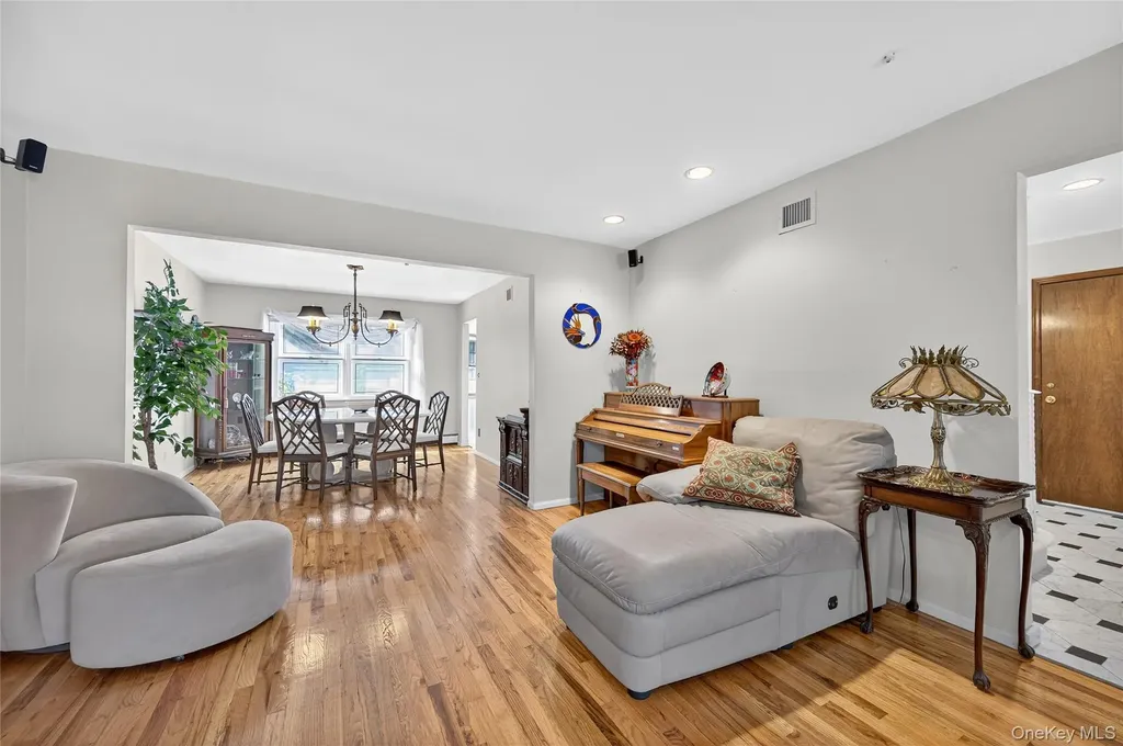 73 Reed Drive Roslyn NY 11576
