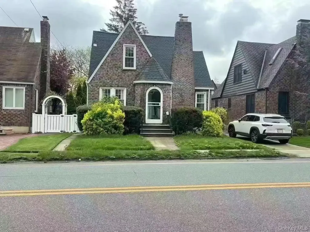 345 Plainfield Avenue Floral Park NY 11001