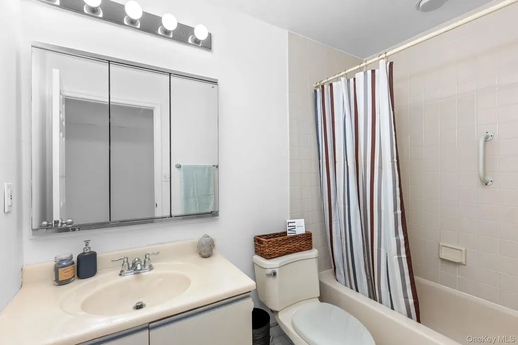 8 Deepwater Way Bronx NY 10464
