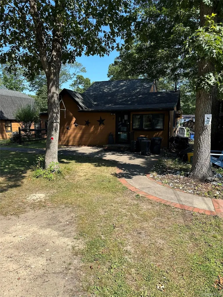 5 Avon Lane Middle Island NY 11953