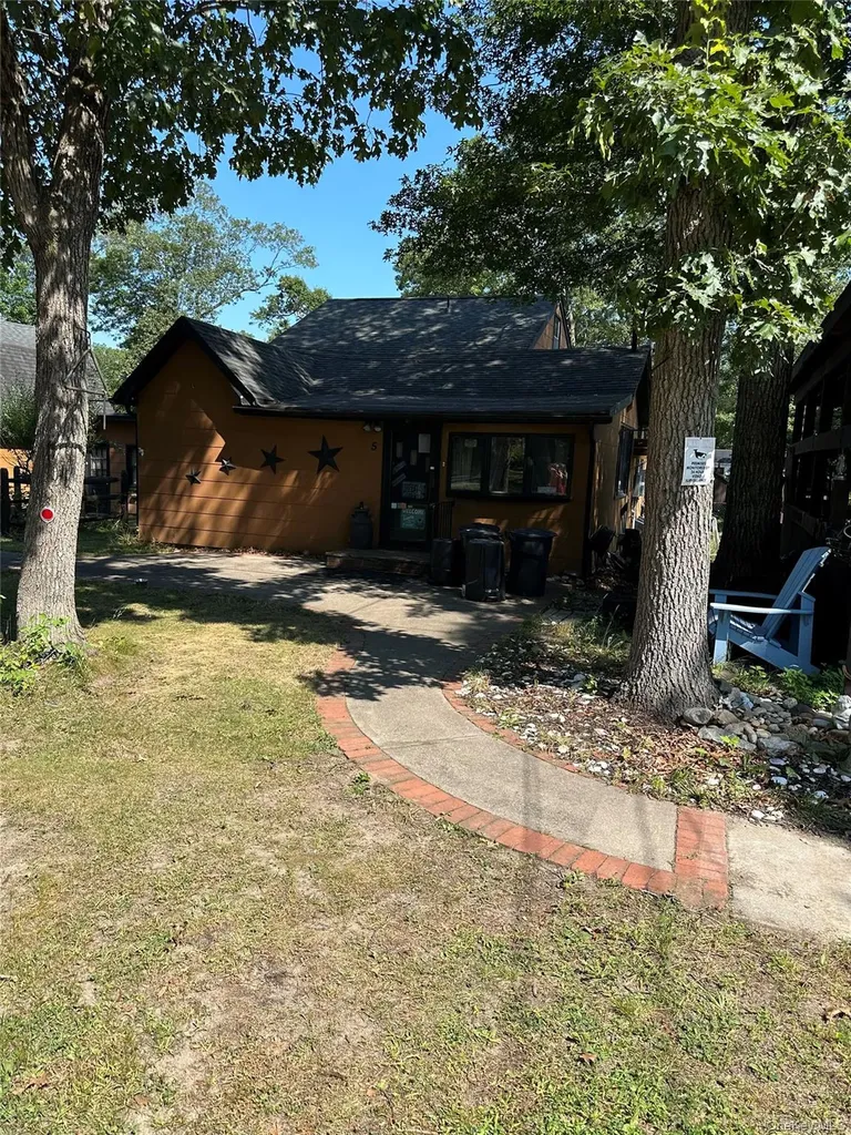 5 Avon Lane Middle Island NY 11953