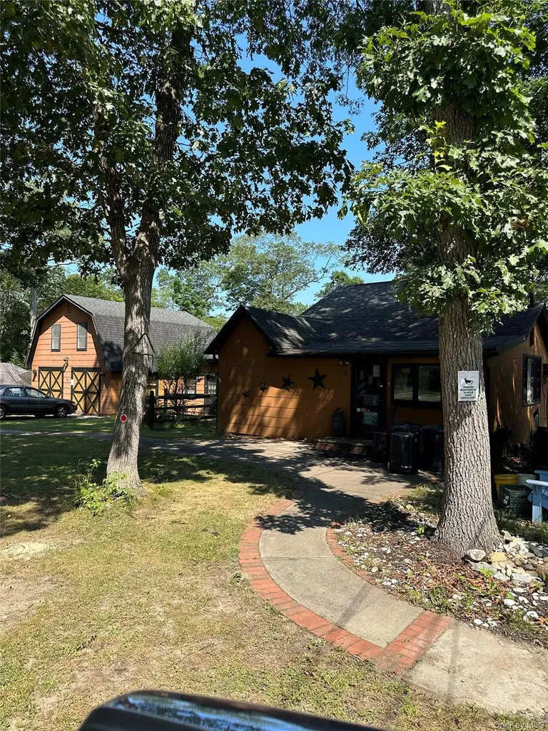 5 Avon Lane Middle Island NY 11953