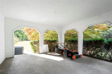 897 Ripley Lane Muttontown NY 11771