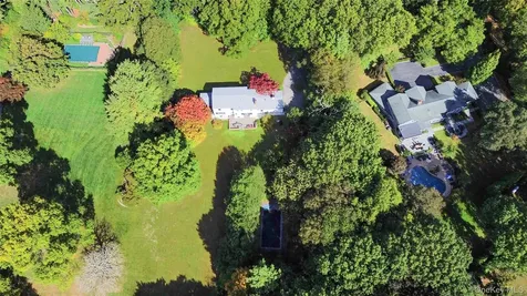 897 Ripley Lane Muttontown NY 11771