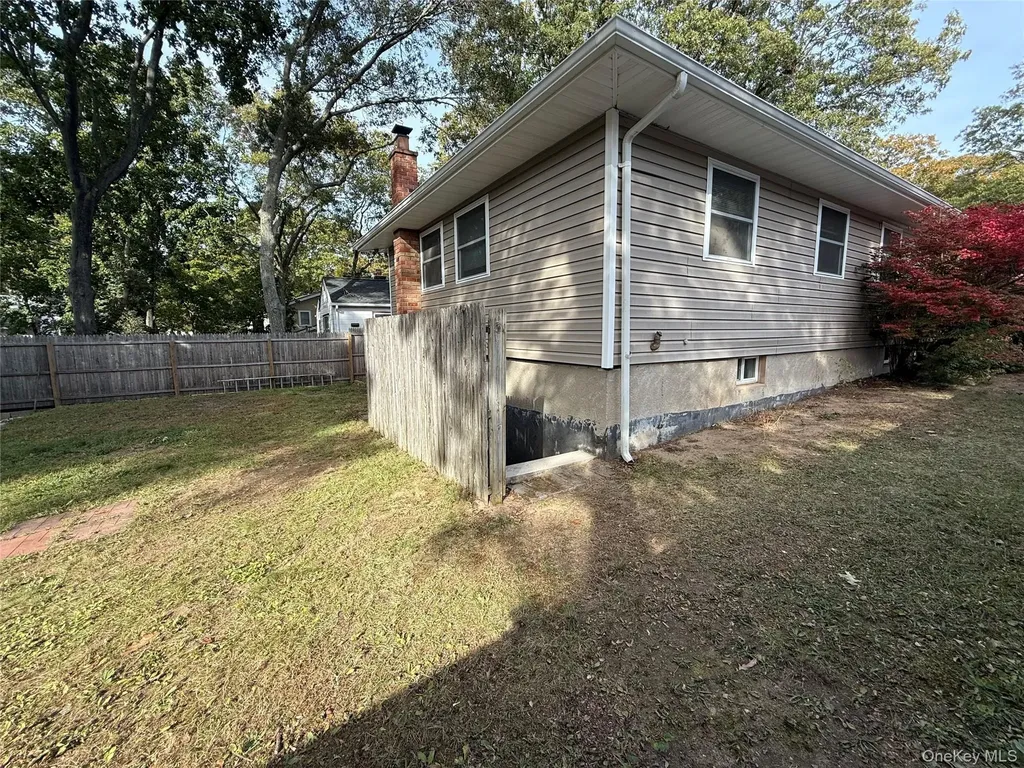 50 Newcomb Trail Ridge NY 11961
