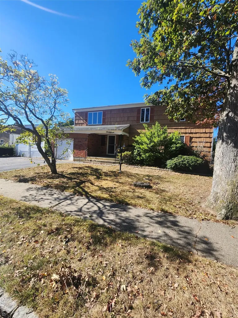 47 15th Avenue West Babylon NY 11704