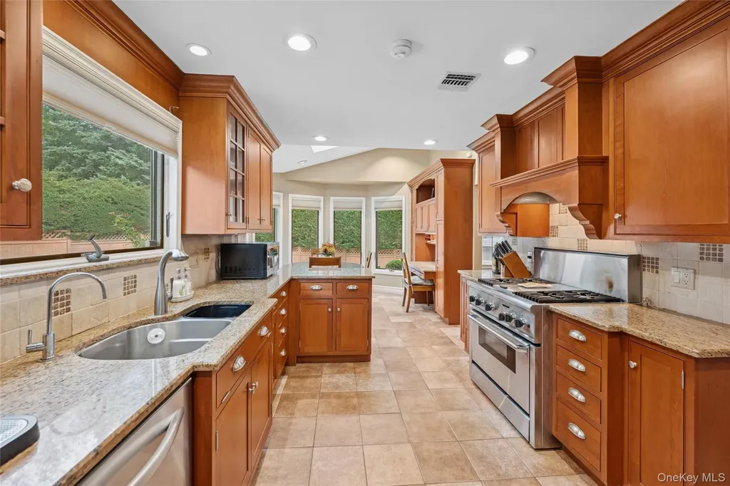 18 Knoll Lane Glen Head NY 11545