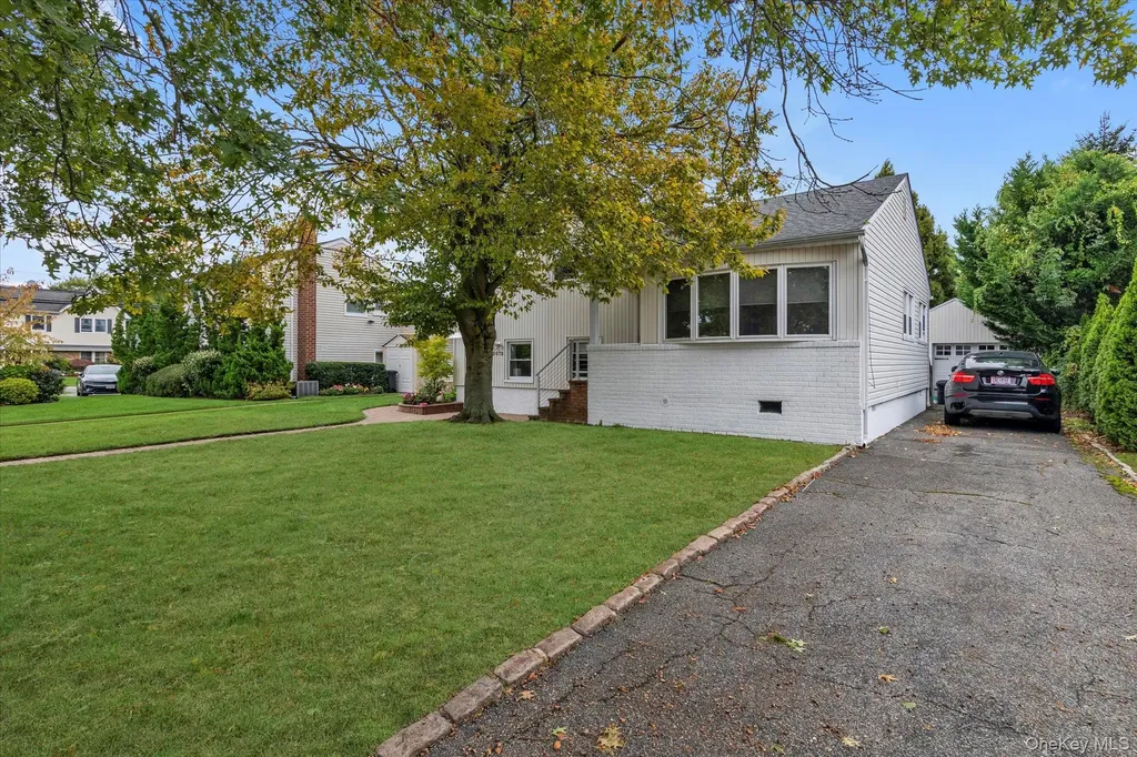 2072 Brighton Way Merrick NY 11566
