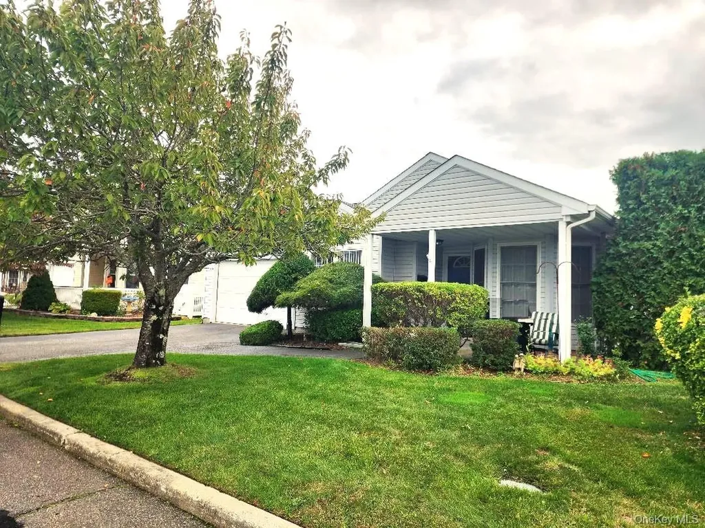 1 Willow Court Manorville NY 11949
