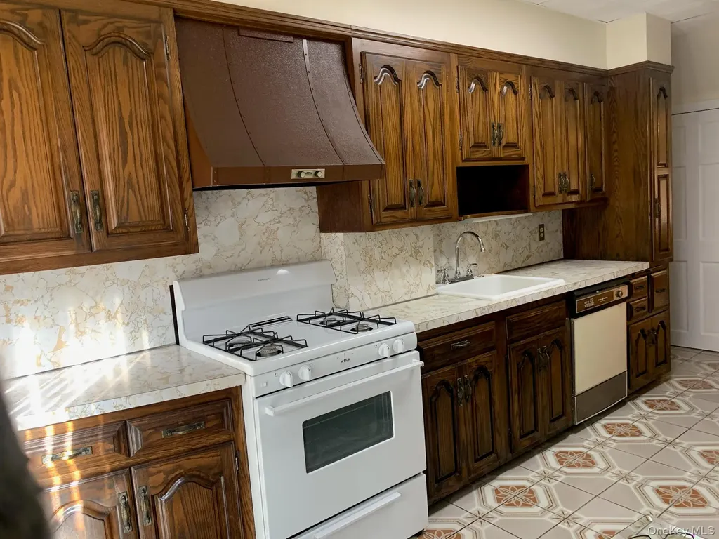 7704 85th Street Glendale NY 11385