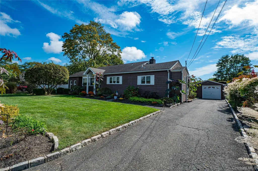 60 White Street North Babylon NY 11703