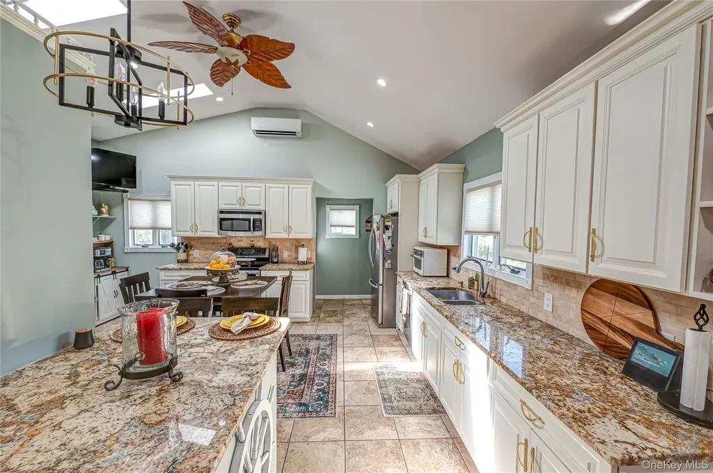 60 White Street North Babylon NY 11703