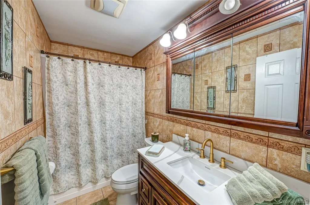 60 White Street North Babylon NY 11703