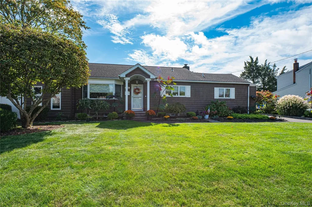 60 White Street North Babylon NY 11703