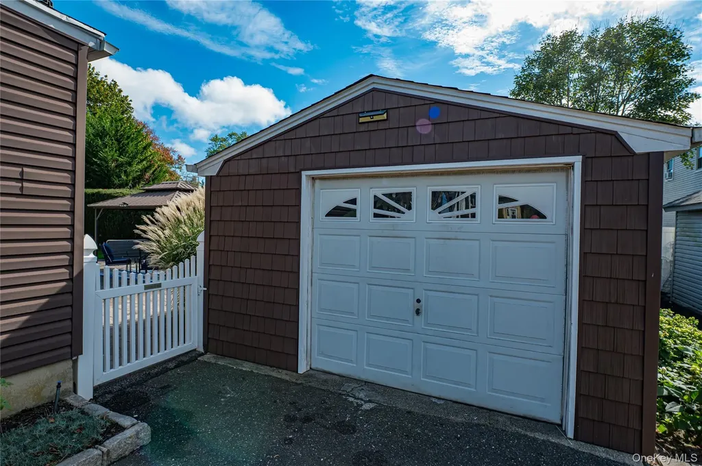 60 White Street North Babylon NY 11703