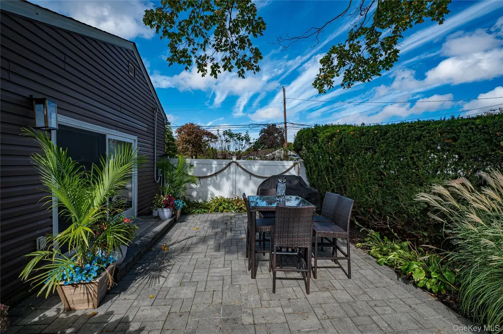60 White Street North Babylon NY 11703