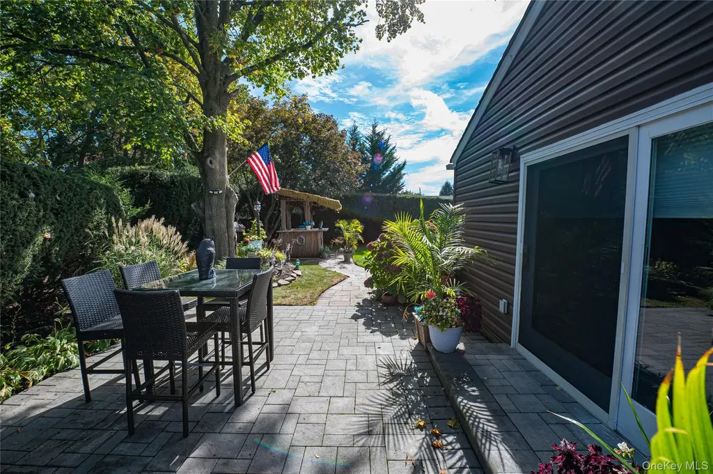 60 White Street North Babylon NY 11703