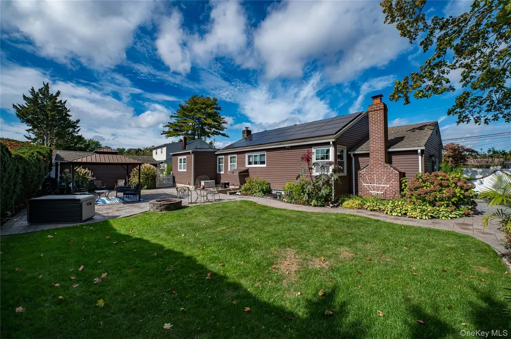 60 White Street North Babylon NY 11703
