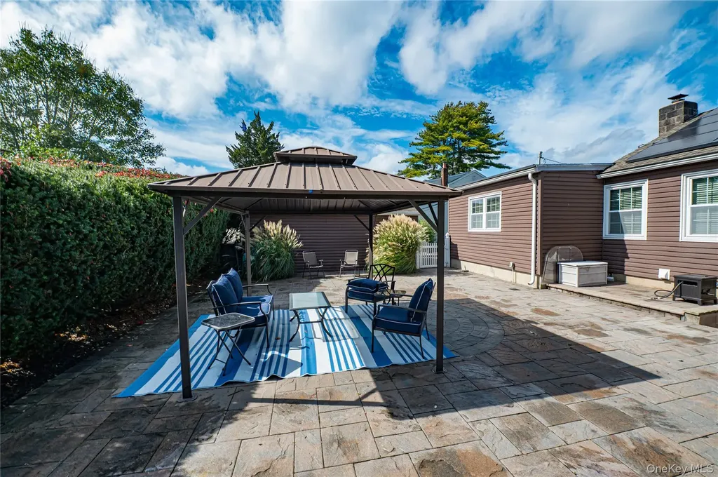 60 White Street North Babylon NY 11703