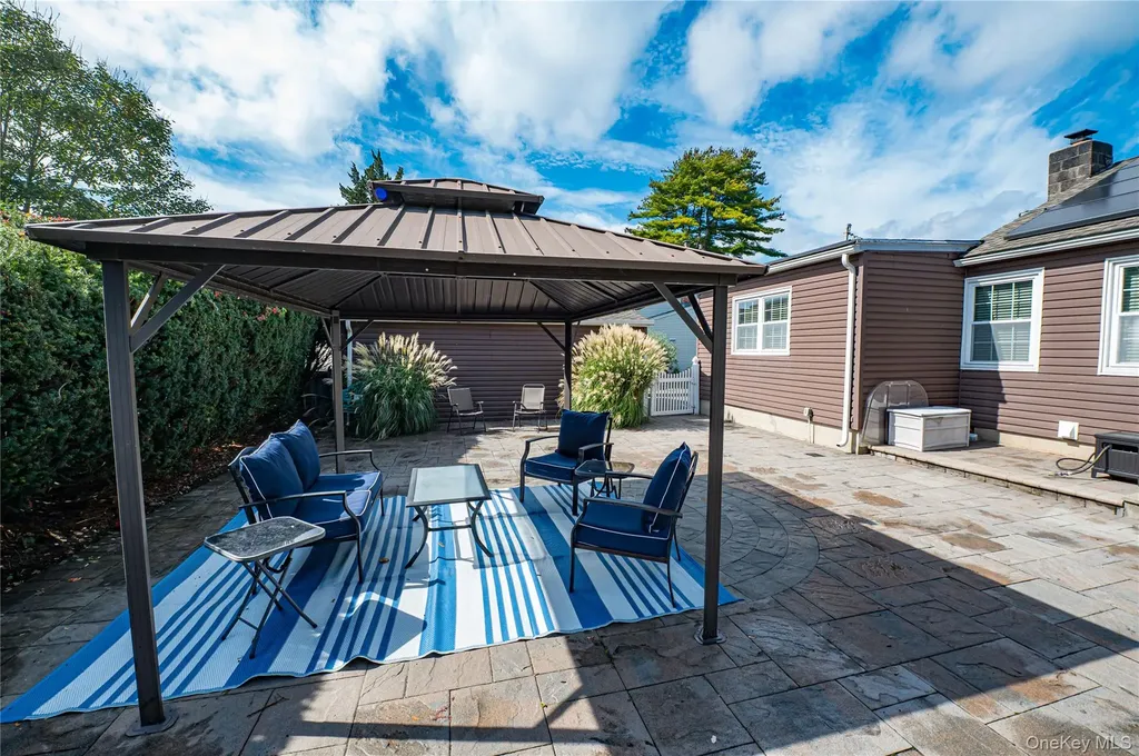60 White Street North Babylon NY 11703