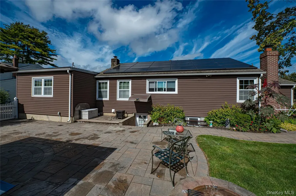 60 White Street North Babylon NY 11703
