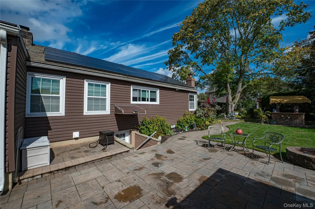 60 White Street North Babylon NY 11703