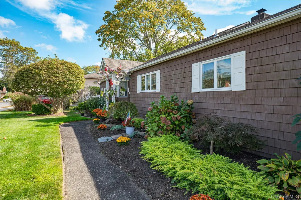 60 White Street North Babylon NY 11703
