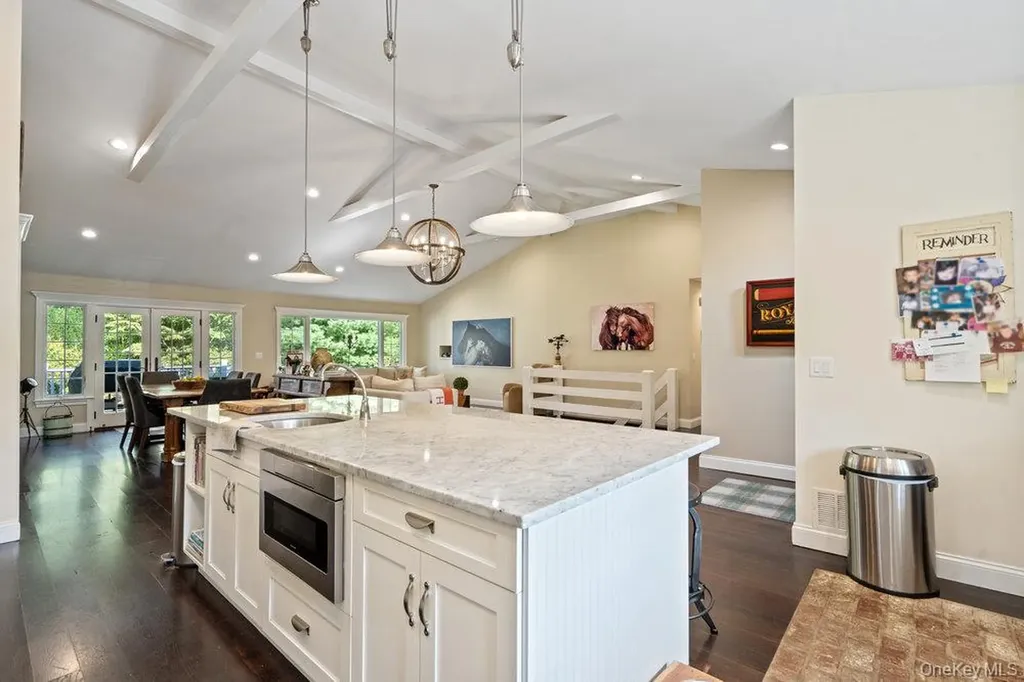 63 Ridge Drive Plainview NY 11803