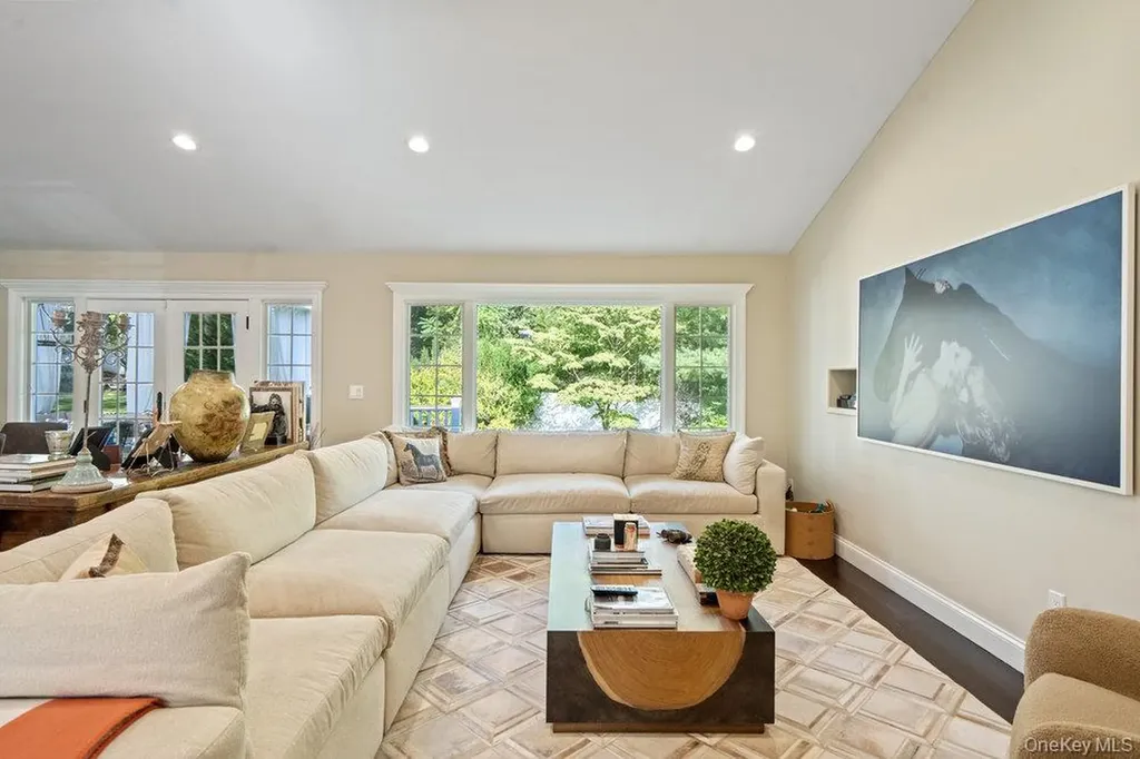 63 Ridge Drive Plainview NY 11803