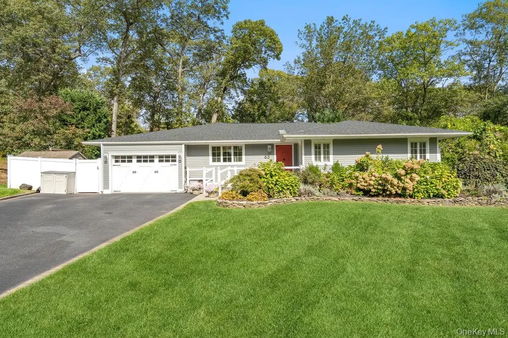 63 Ridge Drive Plainview NY 11803