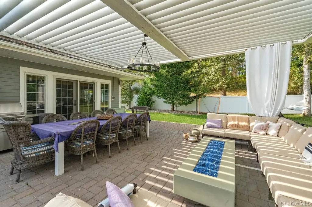 63 Ridge Drive Plainview NY 11803
