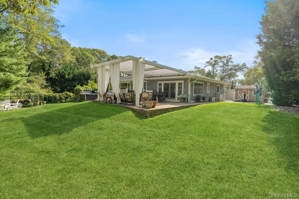 63 Ridge Drive Plainview NY 11803