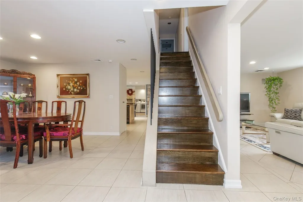 7 Robbins Lane Great Neck NY 11020